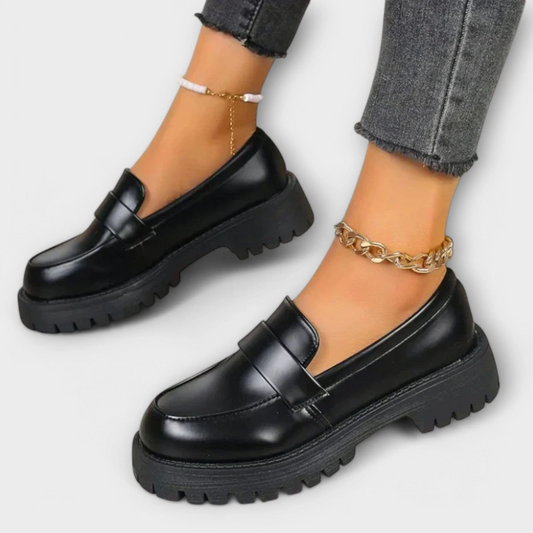 Mocasín para mujer con diseño y cuña satinada