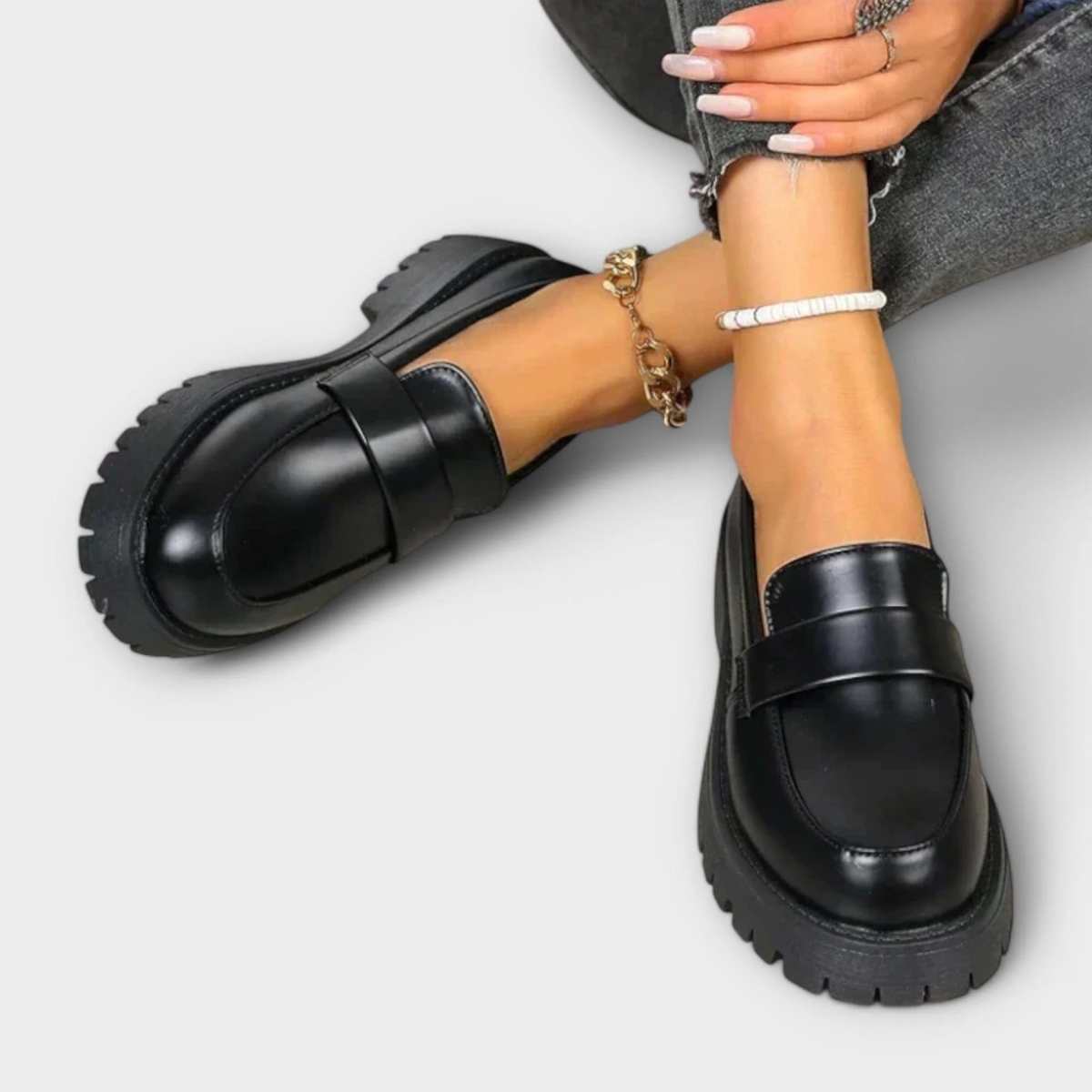 Mocasín para mujer con diseño y cuña satinada